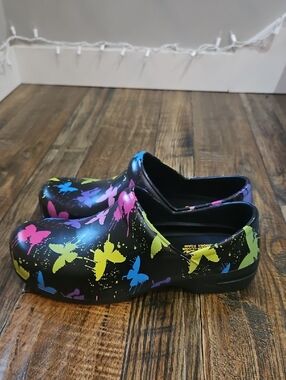Women's Revel Slip Resistant Waterproof Clogs with Multicolor Butterfly Print